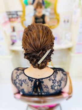 美容室 ティンカーベル シニヨンヘア