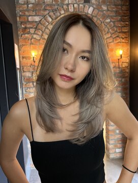 アデ オモテサンドウ(ade omotesando) レイヤーカットとグラデーションカラーで作る海外トレンドヘア