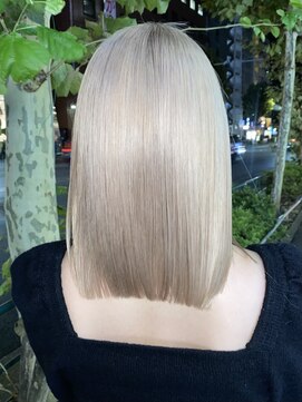 ピークアブー 原宿ハラカド(PEEK-A-BOO) イメチェンホワイトブロンド派手髪切りっぱなしミディアムヘア