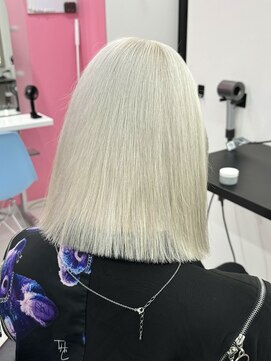 エゴ 池袋(EGO) ホワイトカラー/ハイトーン/切りっぱなしボブ