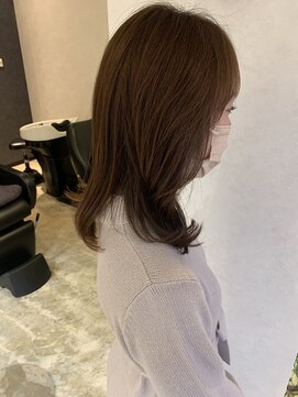 メラク(merak) 肩下ミディアムの外ハネスタイル