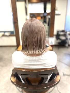 ヤソ(yaso) 切りっぱなしボブでハイトーン