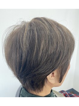 低刺激で色持ち抜群！白髪をぼかす技法で、大人女性の美しさを引き出すグレイカラー。