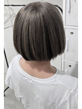 白髪ぼかしにも◎ちょいシルバーなアンブレラカラー