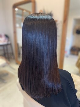 髪を痛ませず、柔らかく自然なストレートに仕上がる『黒木式酸性ストレート』で今までにない美髪を実現◎