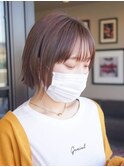 お肌に馴染むベージュ系カラーの切りっぱなしショートボブ