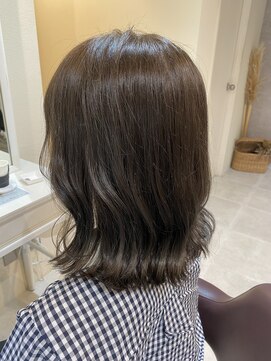 マルム(mulum) 透明感グレージュ×ミディアムくびれヘア *AKARI