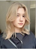 ミルクティーベージュ顔周りレイヤーカット韓国風ヘアハイトーン
