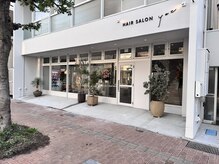 ヤエ(yae)の雰囲気（白とグレーを貴重としたシックな店内♪）