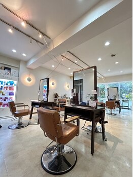 ヘアーサロンシャルム(hair salon charme)の写真/オシャレな空間に親切丁寧で気さくなstaff揃い*ずっと通い続けたい「技術」「サービス」がcharmeに。
