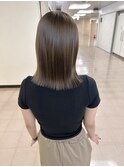 赤みのない透明感のあるグレージュカラー