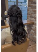 ロングヘアと毛量を活かしてボリュームハーフアップ！