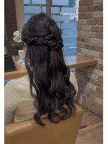 ヴィサージュクルー(VISAGE crew)&nbsp;ロングヘアと毛量を活かしてボリュームハーフアップ！