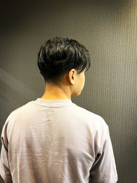 リリー(Lily) くせ毛をいかしたセンターパートスタイル