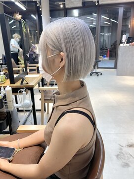 ミィ 表参道(mee.) 【mee.】ヤジマ　ホワイトベージュ　丸みボブ