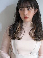 シー 岡崎(,SHE) コントラストにベージュインナーカラーを使用したバイカラーヘア