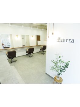 お席は3席と半個室１席のゆったりなプライベートサロン。髪も心も癒されるサロンタイムを。