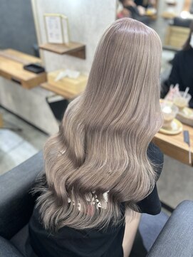 リリィー(LILY) 【LILY】 ライトグレージュ 羽エクステ ☆ 担当 しおん