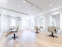 アスフィーダ(A'sfida)の雰囲気（白を基調とした明るく開放的で清潔感のある店内）