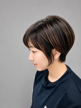 アウ美容室(au) ショートレイヤースタイルにハイライト