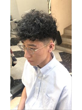 メリケンバーバーショップ フクオカ(MERICAN BARBERSHOP FUK) かき上げヘアショートレイアーくせ毛風パーマコンマヘア94