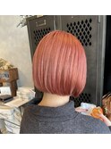個性的ツヤ髪ピンクオレンジカラー 丸みミニボブ