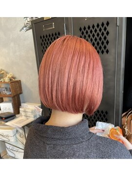 アチーブリス(achieve Liss) 個性的ツヤ髪ピンクオレンジカラー 丸みミニボブ