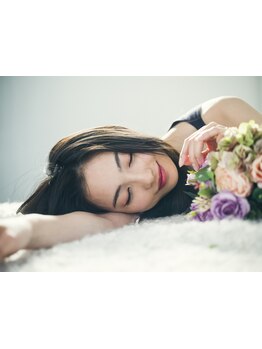 ワントーン明るく白髪ぼかしカラー＆極上ヘッドスパはリピート間違いなし☆頑張る自分へのご褒美に…