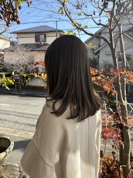 赤みを抑えた透明感◎エドルカラーで上品ミディアム