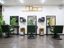 プールス(PURUS)の雰囲気（ シンプルな内装と花々がホッと落ち着ける空間を演出）