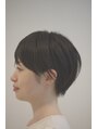マホロ(MAHRO)&nbsp;軽さのあるショートヘア。耳にかけると雰囲気が変わります。