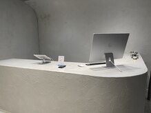 無機質な素材、天然素材や厳選されたインテリア。