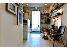 メンズヘアー スプレンドの雰囲気（待ち合いスペース。シンプルな家具の配置で心が落ち着きます。）