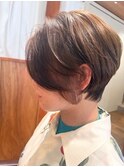 襟足を締めた大人ショートに顔周り白髪ぼかしカラー