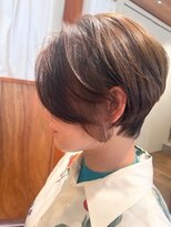 ヘアデザイン エソラ(hair design esora)&nbsp;襟足を締めた大人ショートに顔周り白髪ぼかしカラー