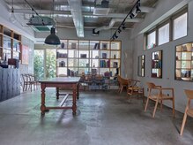 ウツワ(utuwa)の雰囲気（店外の植物と入り口の大きな本棚が目印です。）