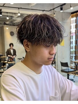 ロロネー 池田(Lolonois) 波巻きスパイラルハイライトマッシュ無造作パーマ刈り上げ