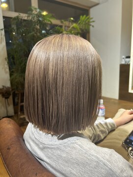 ボタニカ(Botanica) ハイトーンベージュ/切りっぱなしボブ/顔周りレイヤー