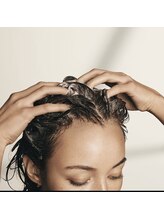 極上の香りに包まれる至福の時間。大人気AVEDAヘッドスパで心と頭皮をデトックス【白髪ぼかし/脱白髪染め】