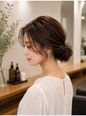 大人の低めシニヨンアレンジ