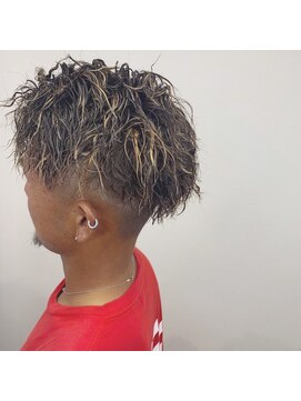 エン(eNN) ハードスパイラルパーマ×刈り上げ×ハイライト