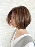 センターパートで流れる曲線がクラシカルで上品なグラボブヘア