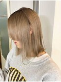 長めバングのミディアムスタイル/透明感ベージュ/外ハネボブ