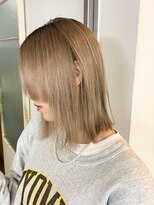 タヴィ(Tavi) 長めバングのミディアムスタイル/透明感ベージュ/外ハネボブ