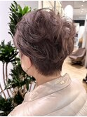 白髪ぼかしハイライト癖毛を活かすショートヘア