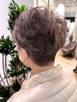 白髪ぼかしハイライト癖毛を活かすショートヘア