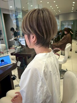 earthショートレイヤーボブミルクティー丸みショートボブ