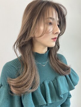 アイヴィ 表参道(IVY) 小顔に見せる韓国ヘア 流れる顔まわりカット 透明感カラー