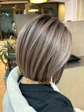 メリー オオサカ(Merly Osaka) white beige bob × balayage