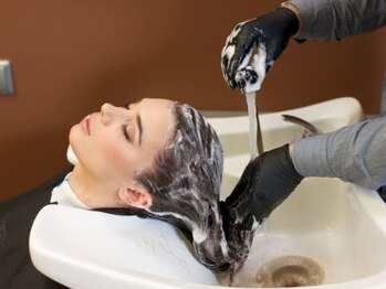 もりやのぼるの店美容室の写真/【ヘッドスパ】頭皮の汚れや皮脂を除去し、髪も心もリフレッシュ☆頭皮環境を整え、健康的な美髪へ♪